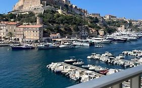 Sur Le Port Face A La Citadelle